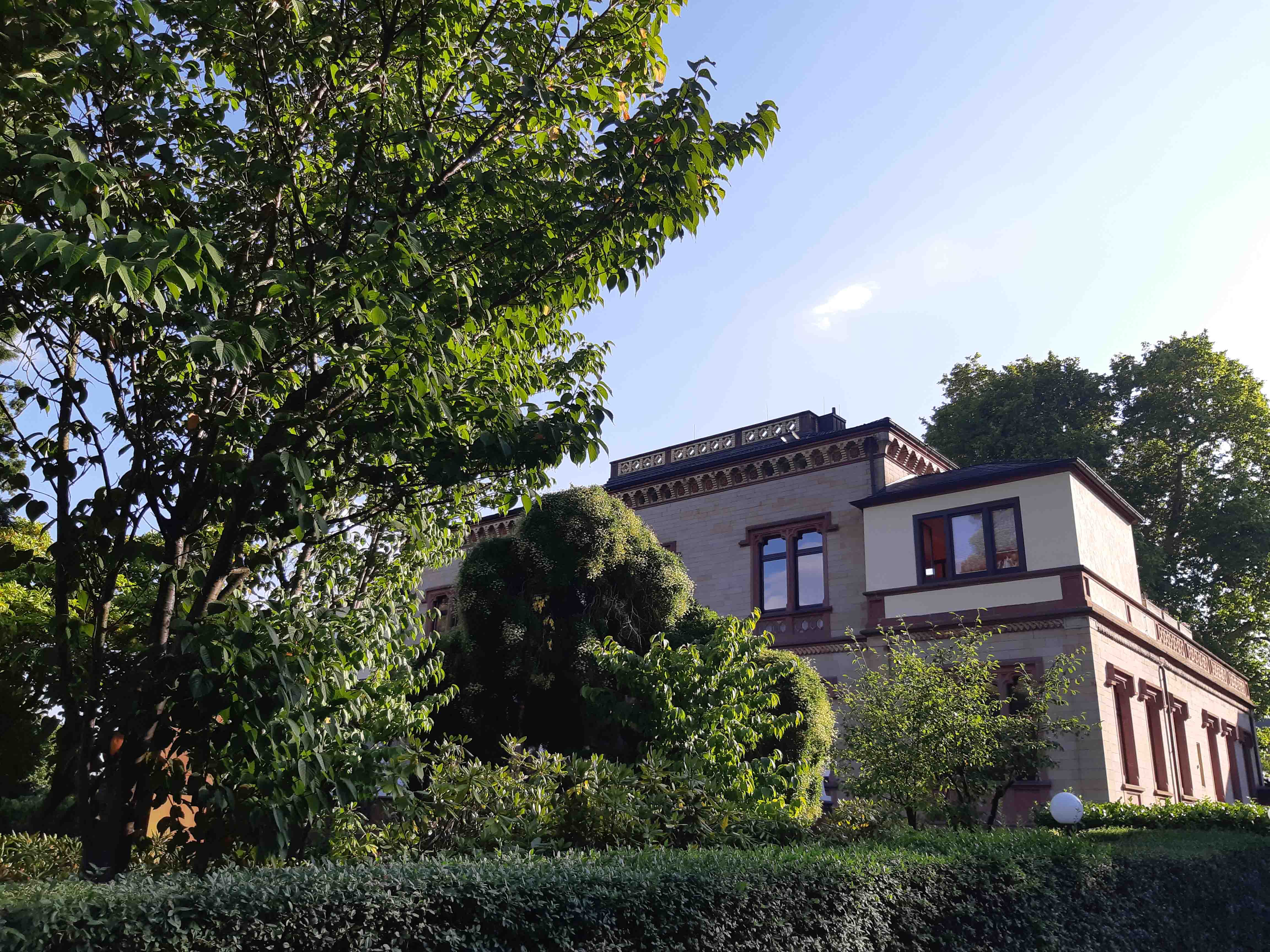 Blick auf die Villa Wolf in Wachenheim an der Weinstraße